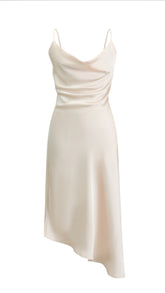 Abito Midi in Satin con Scollatura a Collo d'Anatra e Spalline - Eleganza Asimmetrica per Serate