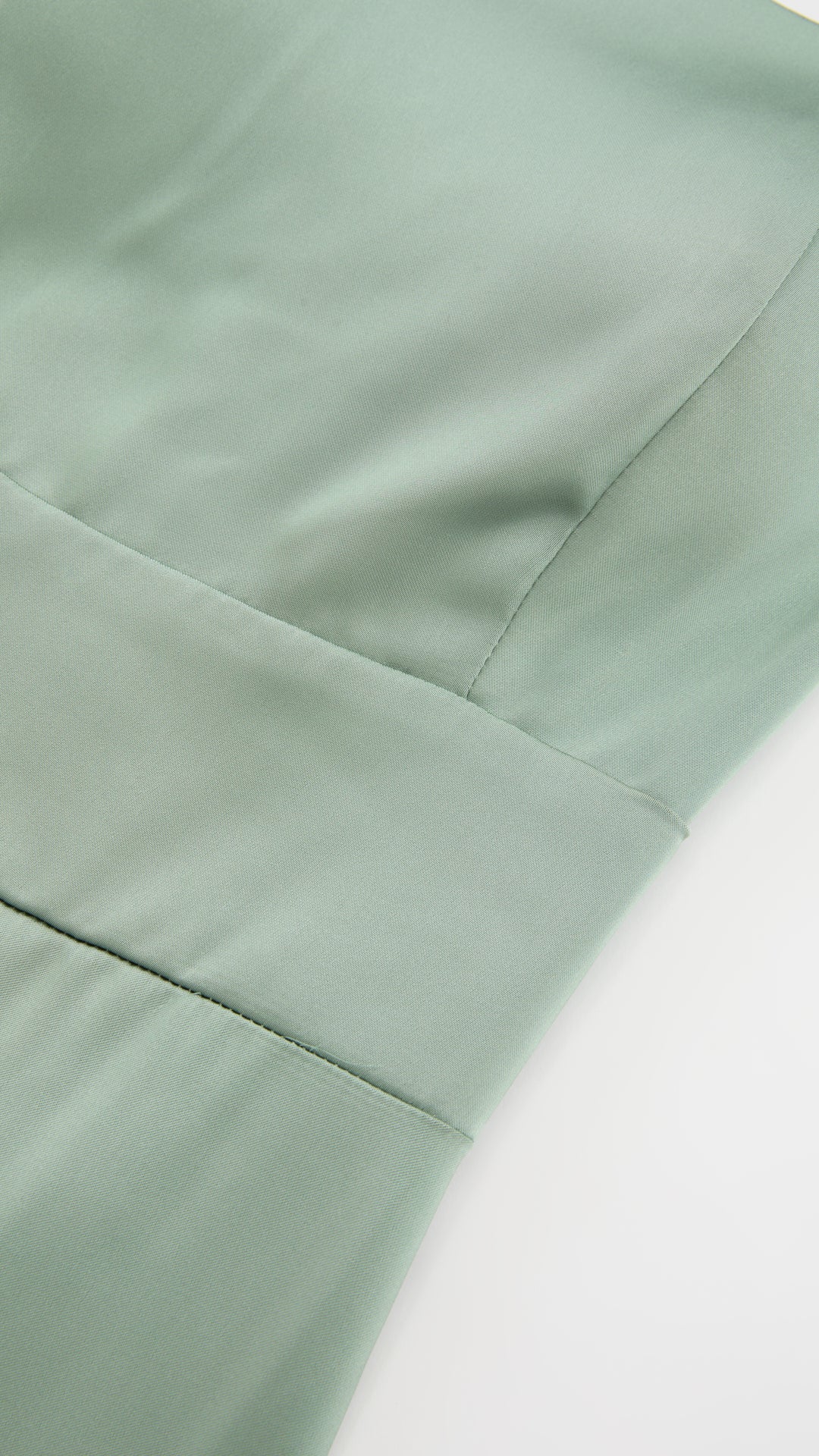 Abito Lungo in Satin con Spalline Sottili e Schiena a Croce - Eleganza per Matrimoni e Serate