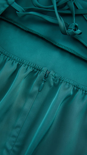 Abito Lungo in Satin con Spalline Sottili e Schiena a Croce - Eleganza per Matrimoni e Serate