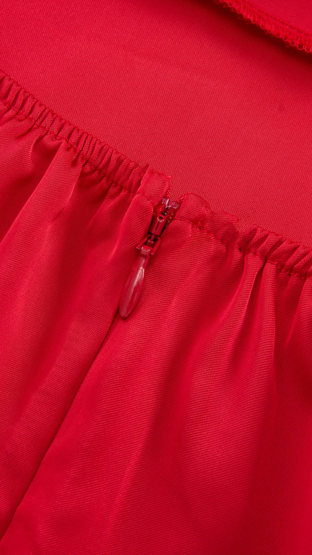 Abito Lungo in Satin con Spalline Sottili e Schiena a Croce - Eleganza per Matrimoni e Serate