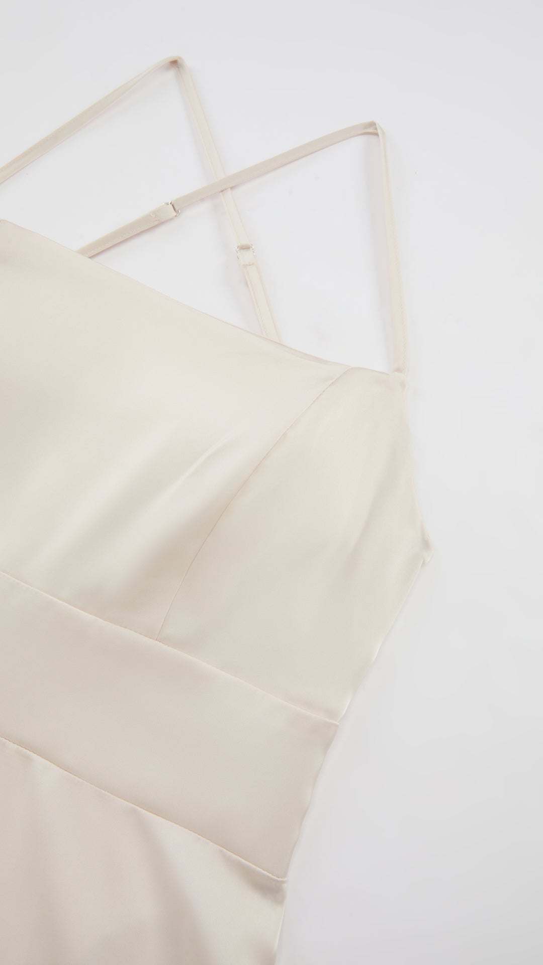 Abito Lungo in Satin con Spalline Sottili e Schiena a Croce - Eleganza per Matrimoni e Serate