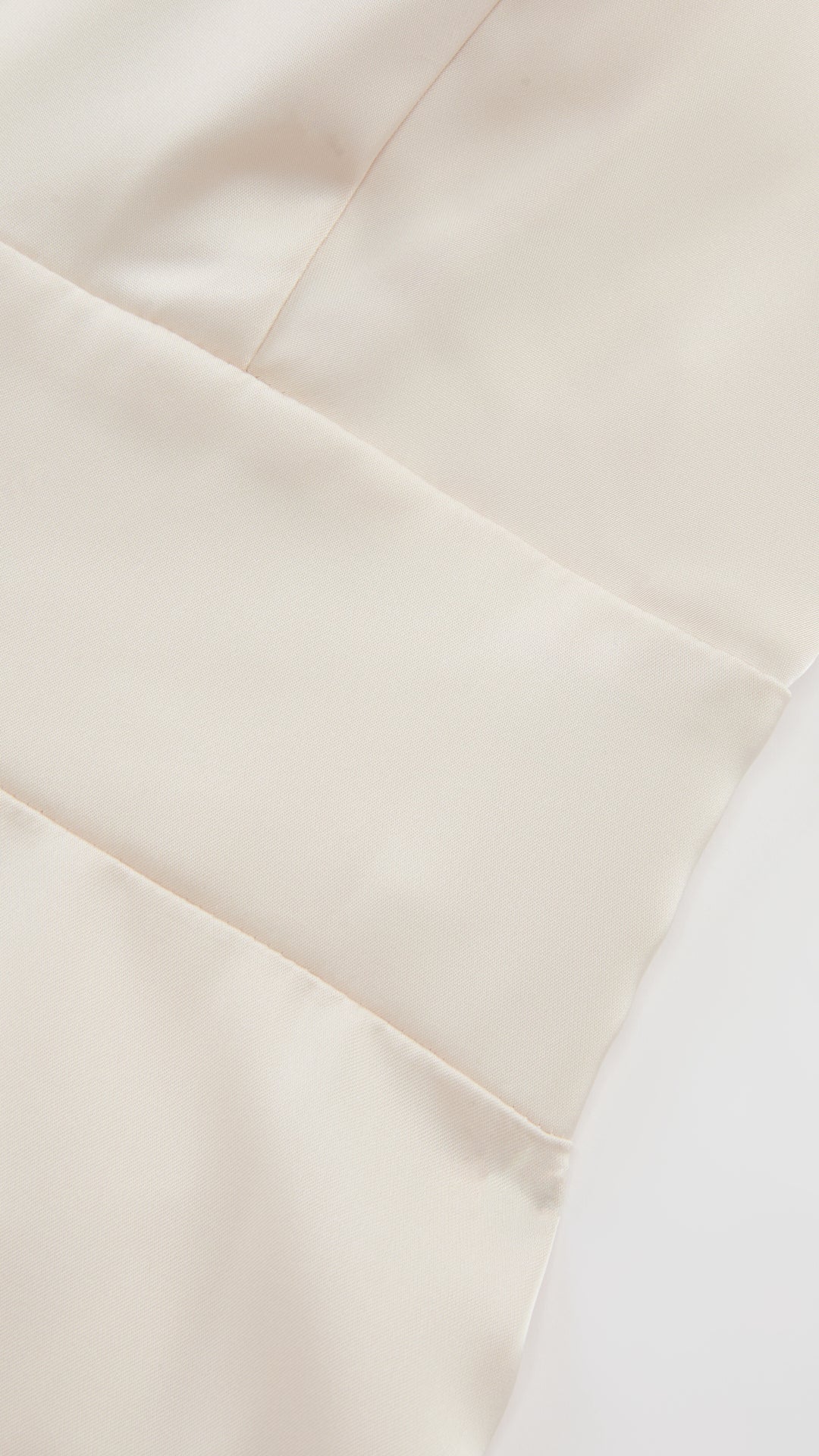 Abito Lungo in Satin con Spalline Sottili e Schiena a Croce - Eleganza per Matrimoni e Serate