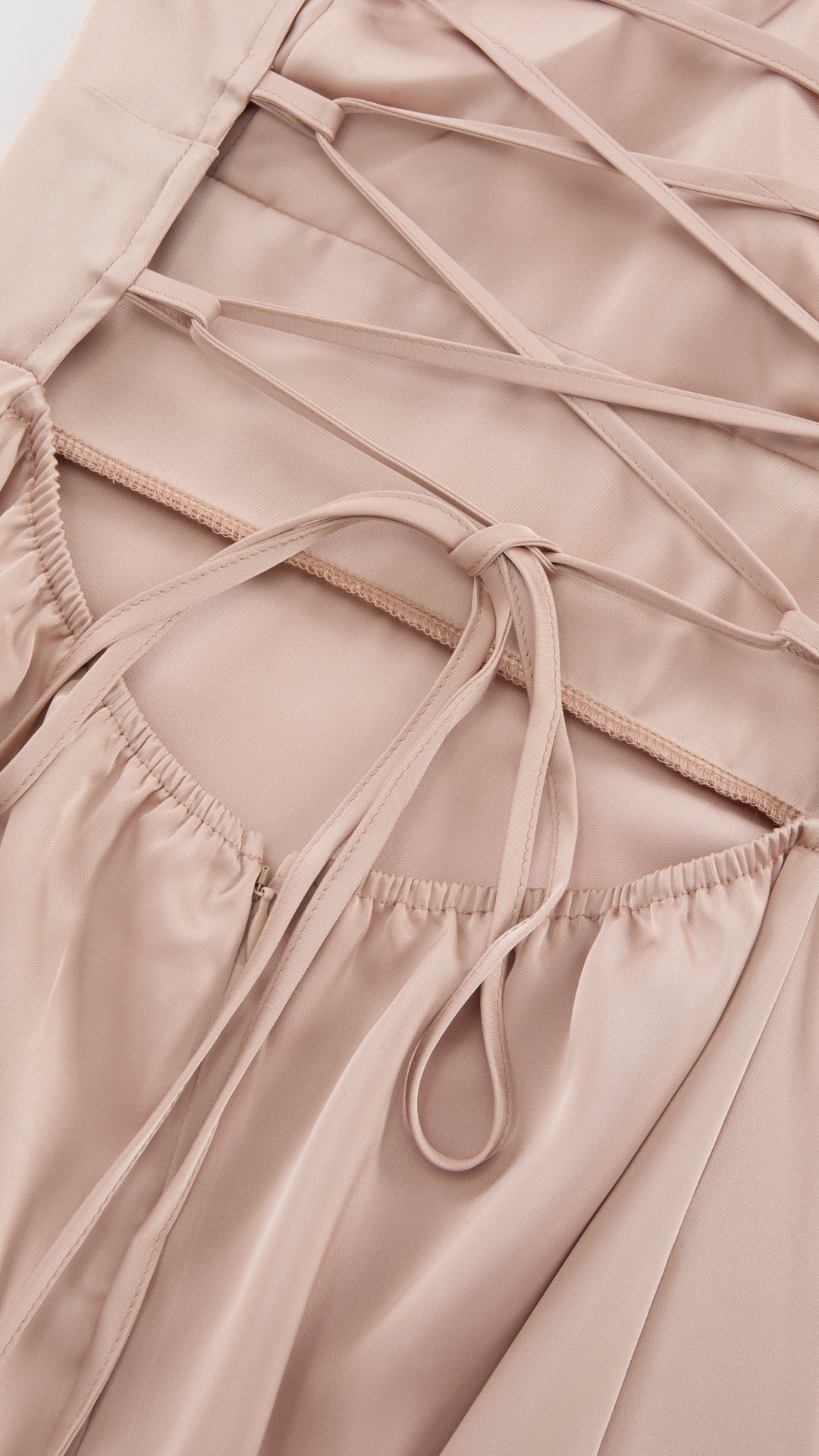 Abito Lungo in Satin con Spalline Sottili e Schiena a Croce - Eleganza per Matrimoni e Serate