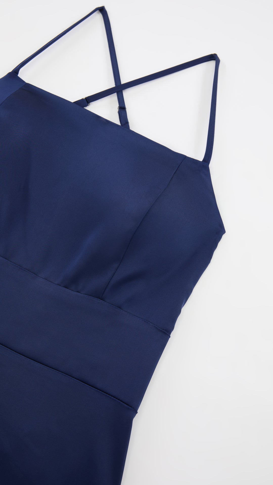 Abito Lungo in Satin con Spalline Sottili e Schiena a Croce - Eleganza per Matrimoni e Serate