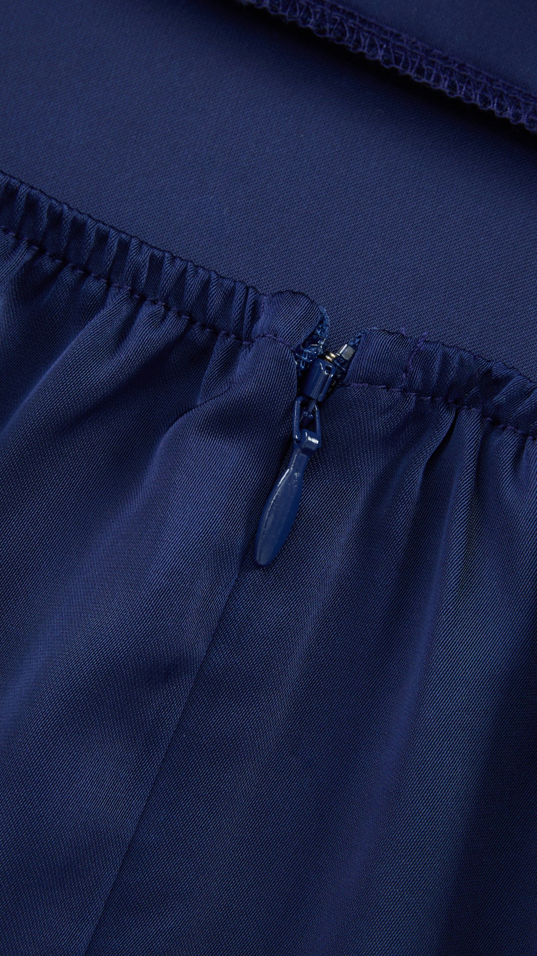 Abito Lungo in Satin con Spalline Sottili e Schiena a Croce - Eleganza per Matrimoni e Serate