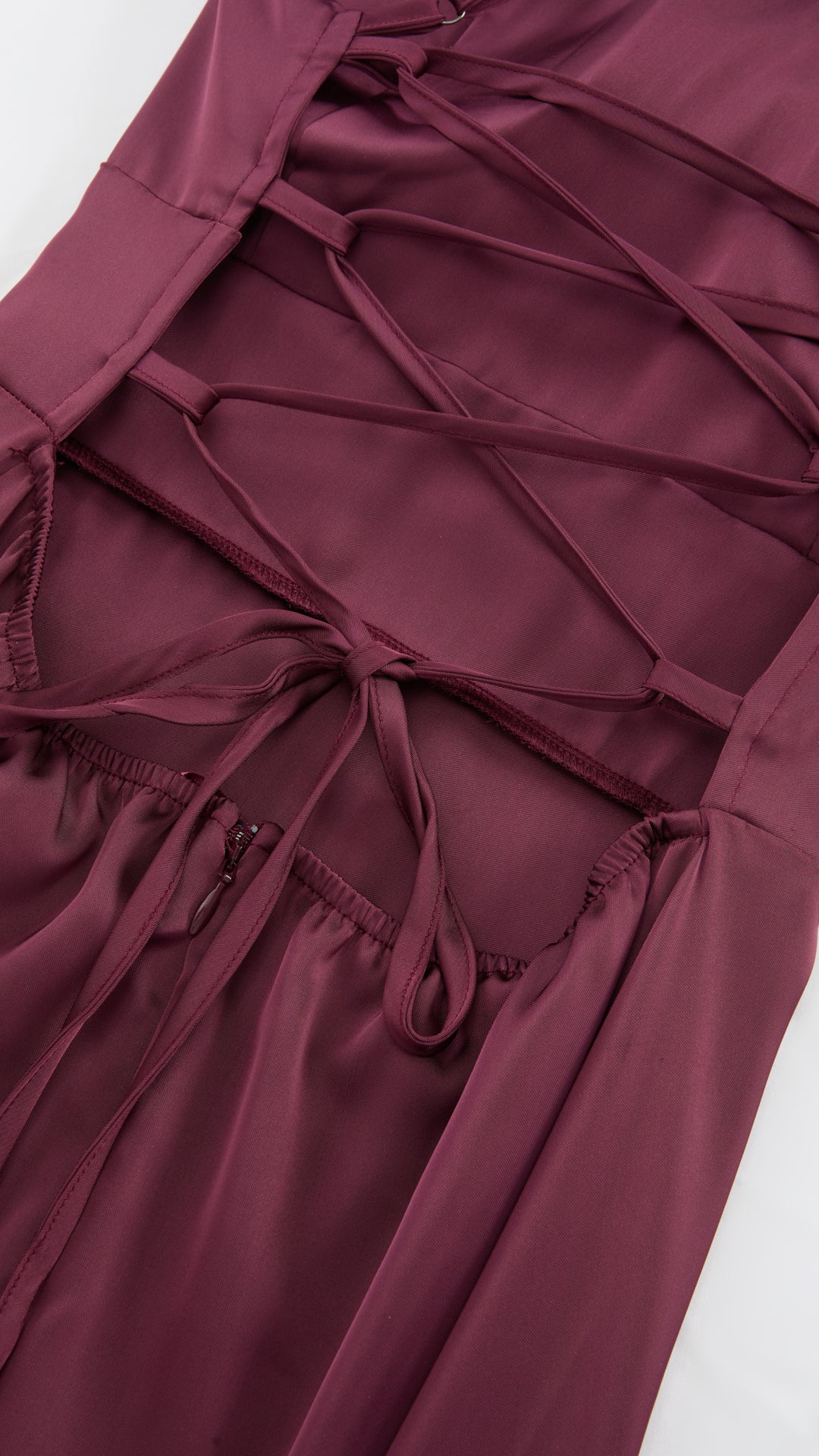 Abito Lungo in Satin con Spalline Sottili e Schiena a Croce - Eleganza per Matrimoni e Serate