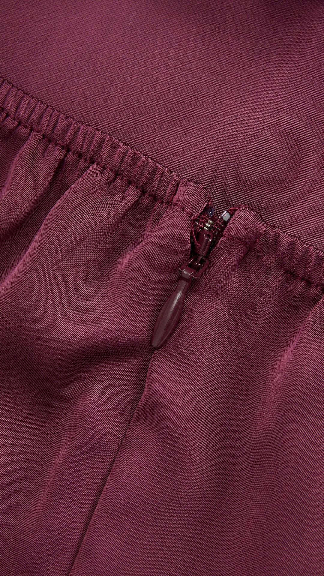 Abito Lungo in Satin con Spalline Sottili e Schiena a Croce - Eleganza per Matrimoni e Serate