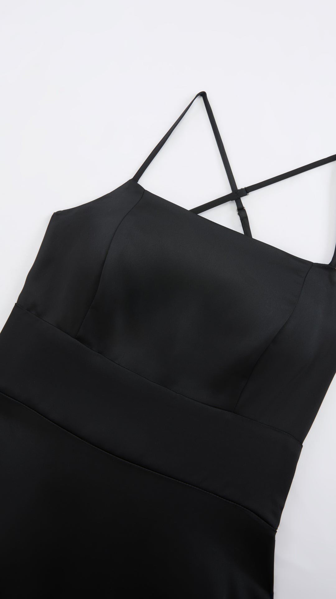 Abito Lungo in Satin con Spalline Sottili e Schiena a Croce - Eleganza per Matrimoni e Serate
