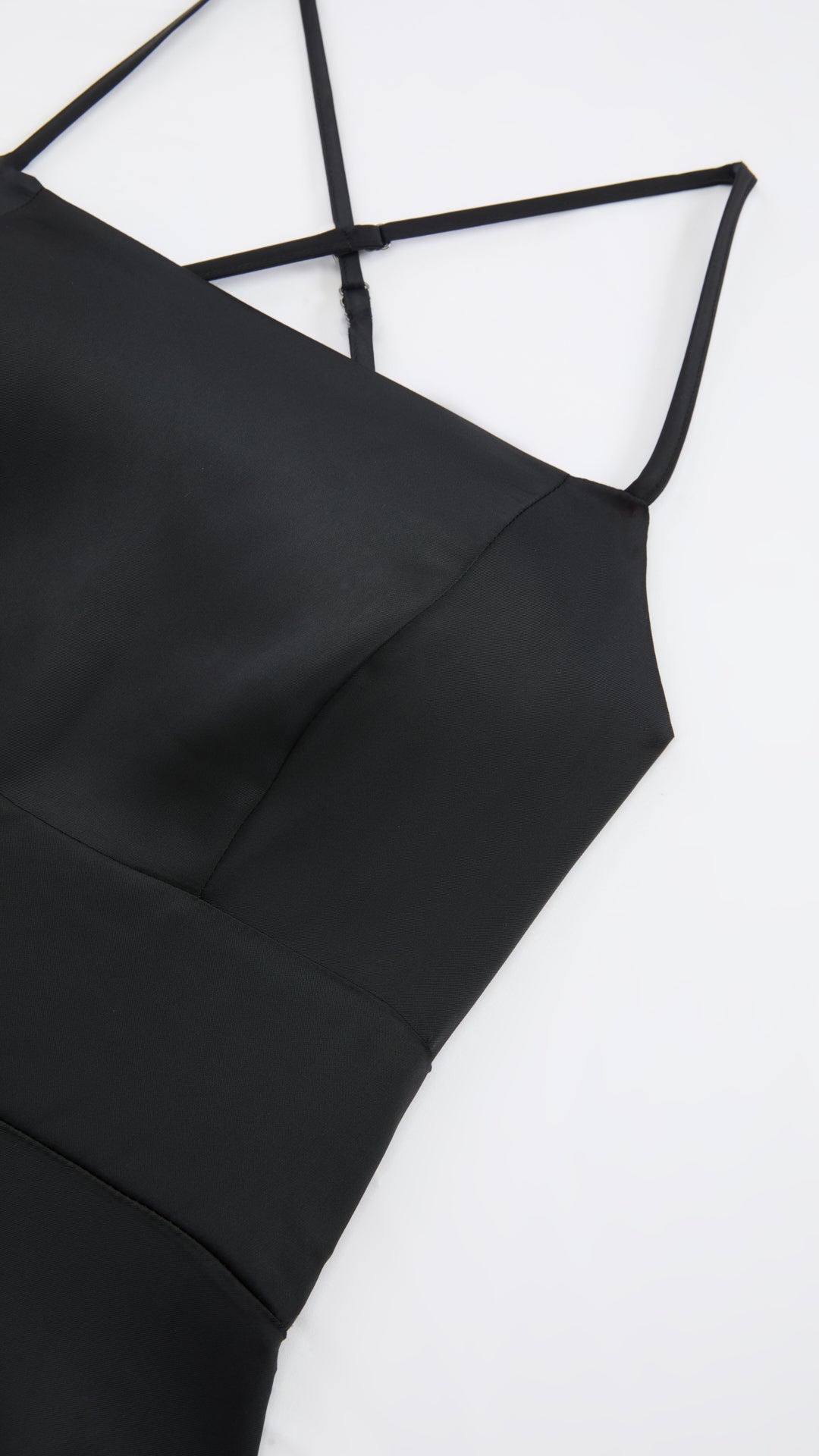 Abito Lungo in Satin con Spalline Sottili e Schiena a Croce - Eleganza per Matrimoni e Serate