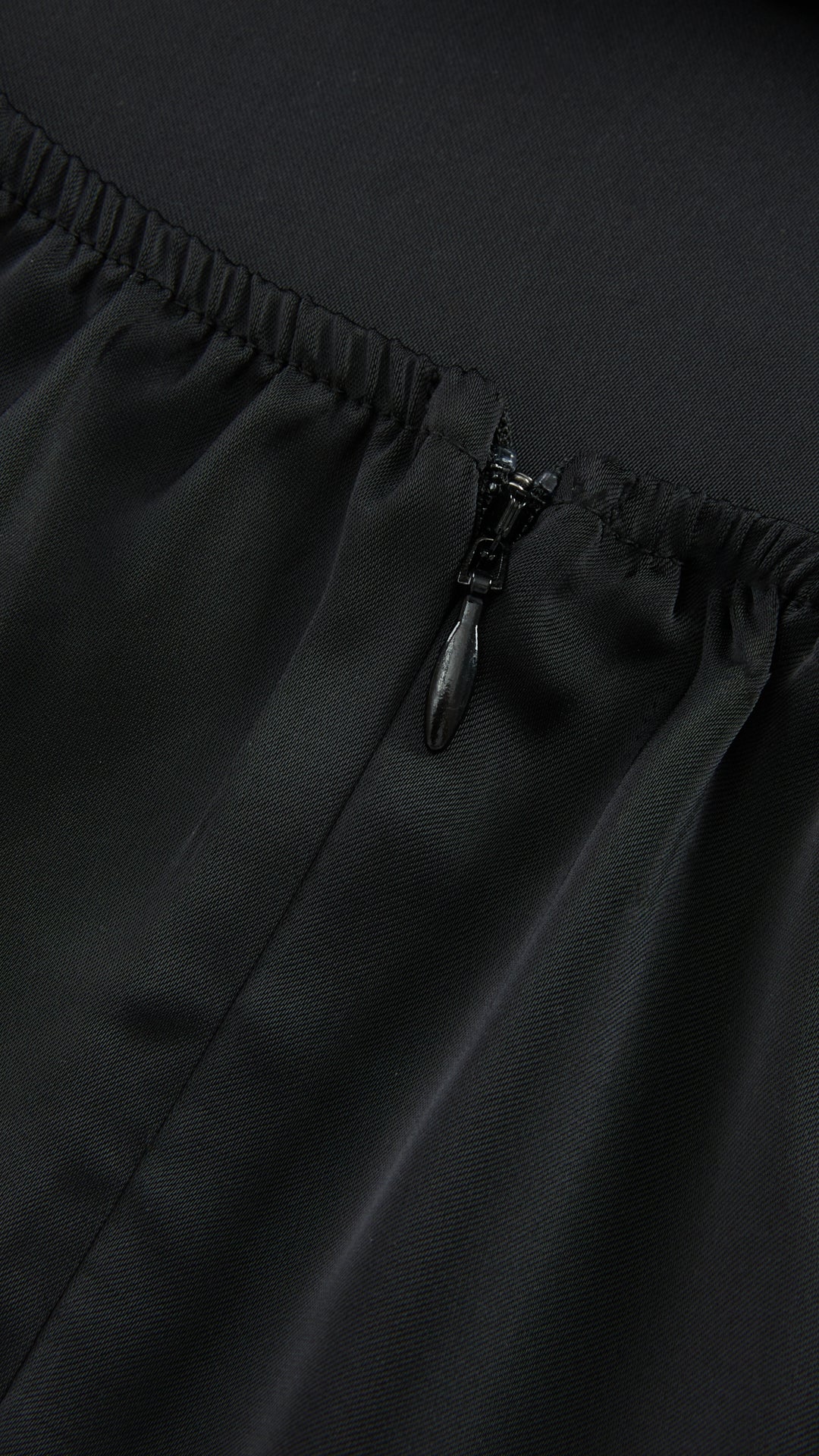 Abito Lungo in Satin con Spalline Sottili e Schiena a Croce - Eleganza per Matrimoni e Serate