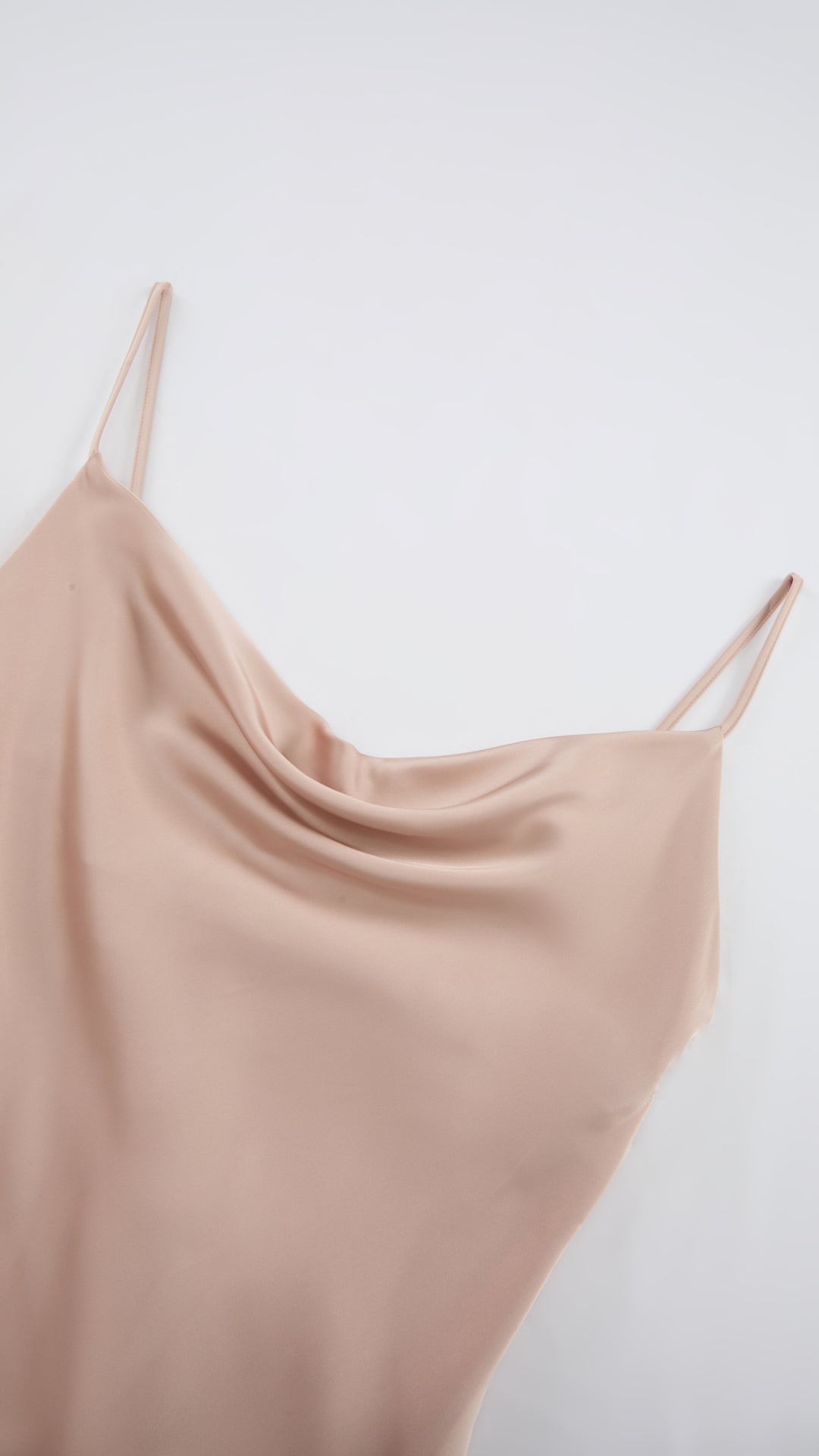Abito Midi in Satin con Spalline e Scollatura a Collo d'Anatra - Eleganza Senza Tempo per Serate（副本）