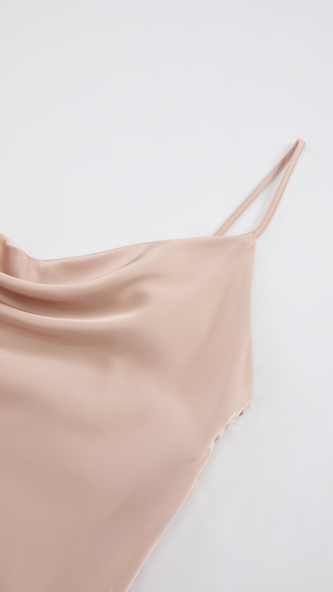 Abito Midi in Satin con Spalline e Scollatura a Collo d'Anatra - Eleganza Senza Tempo per Serate（副本）