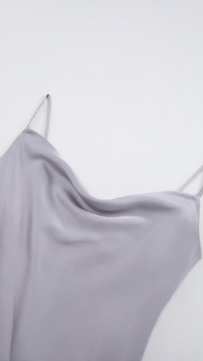 Abito Midi in Satin con Spalline e Scollatura a Collo d'Anatra - Eleganza Senza Tempo per Serate