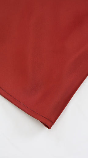 Abito Midi in Satin con Spalline e Scollatura a Collo d'Anatra - Eleganza Senza Tempo per Serate