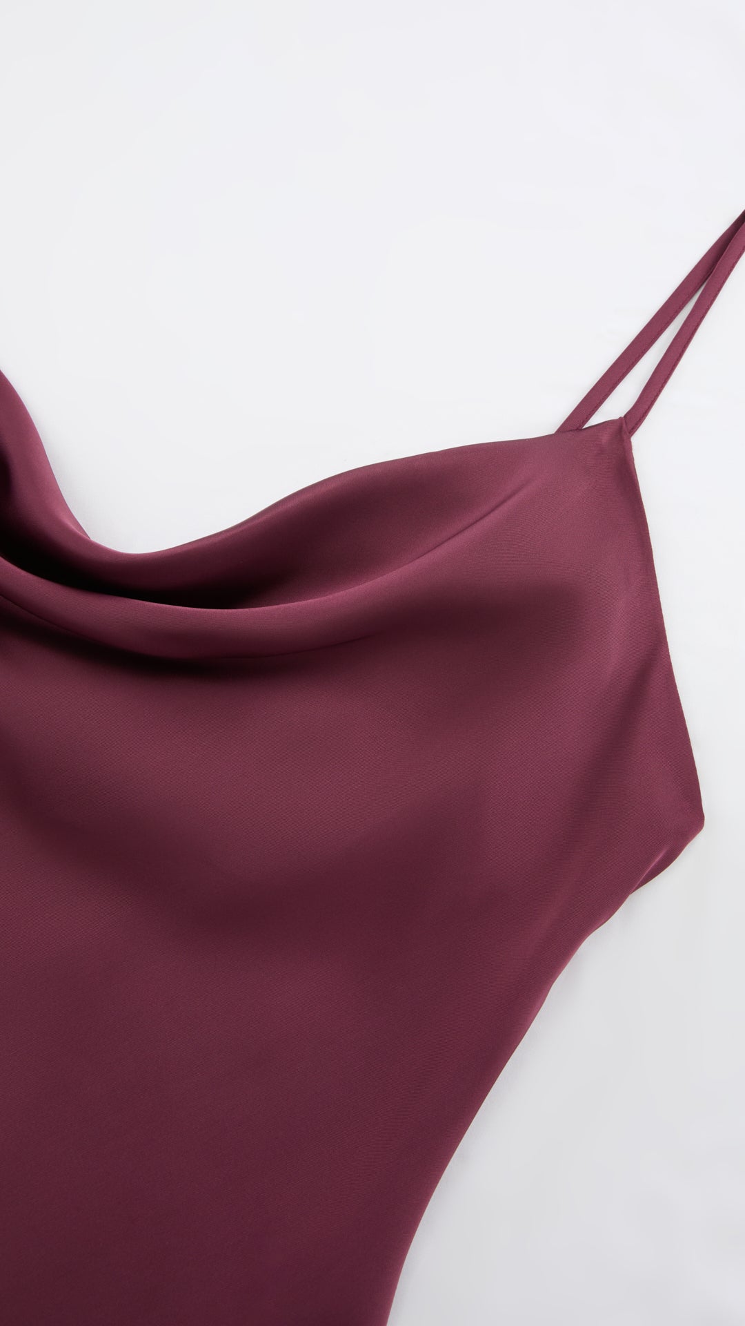 Abito Midi in Satin con Scollatura a Collo d'Anatra e Spalline - Eleganza Asimmetrica per Serate