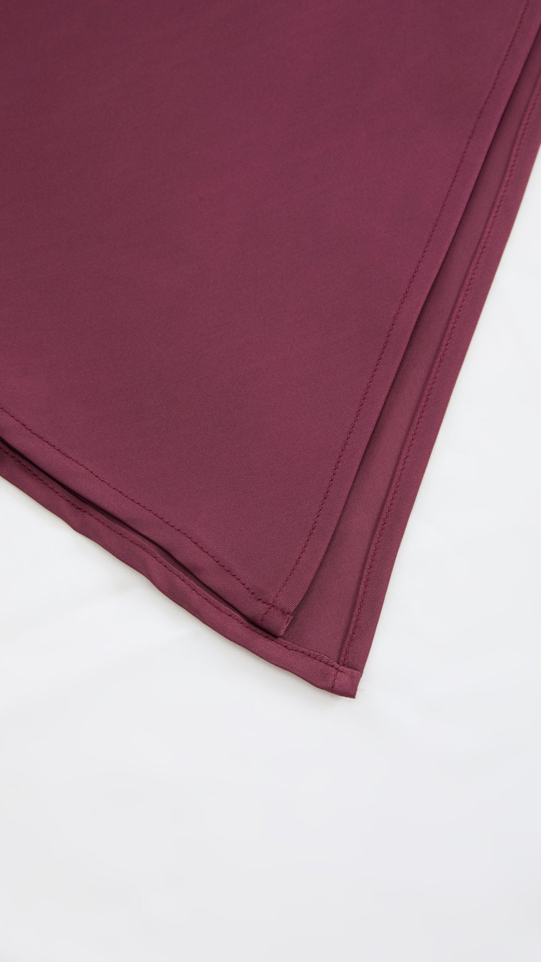 Abito Midi in Satin con Scollatura a Collo d'Anatra e Spalline - Eleganza Asimmetrica per Serate
