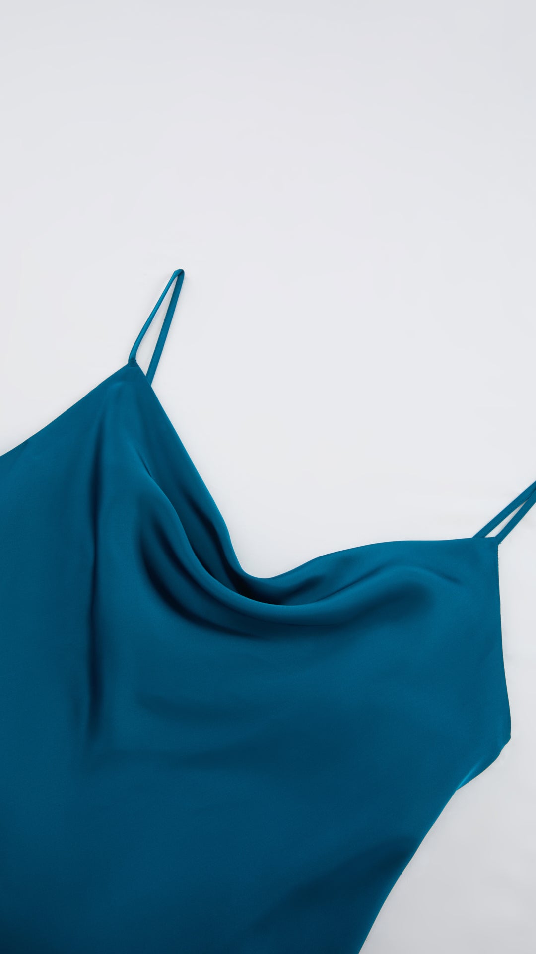 Abito Midi in Satin con Scollatura a Collo d'Anatra e Spalline - Eleganza Asimmetrica per Serate