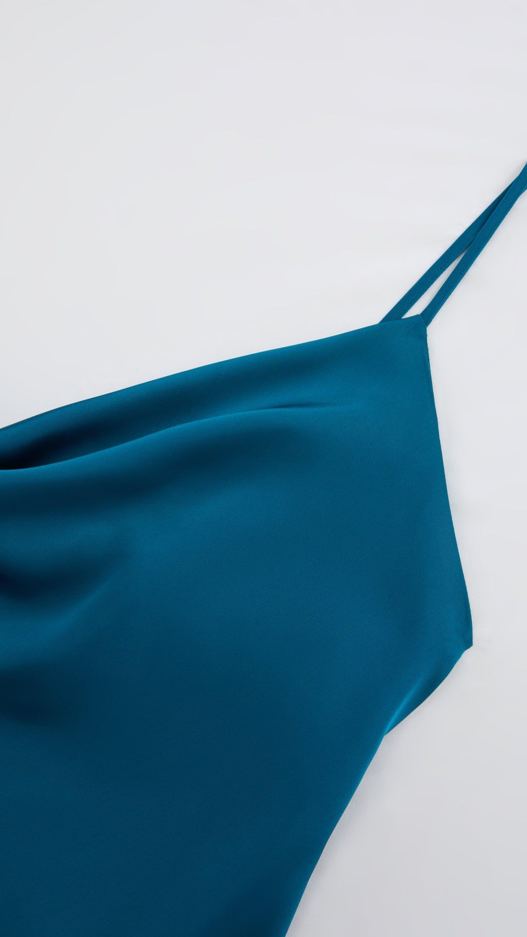 Abito Midi in Satin con Scollatura a Collo d'Anatra e Spalline - Eleganza Asimmetrica per Serate