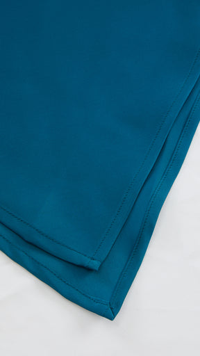 Abito Midi in Satin con Scollatura a Collo d'Anatra e Spalline - Eleganza Asimmetrica per Serate