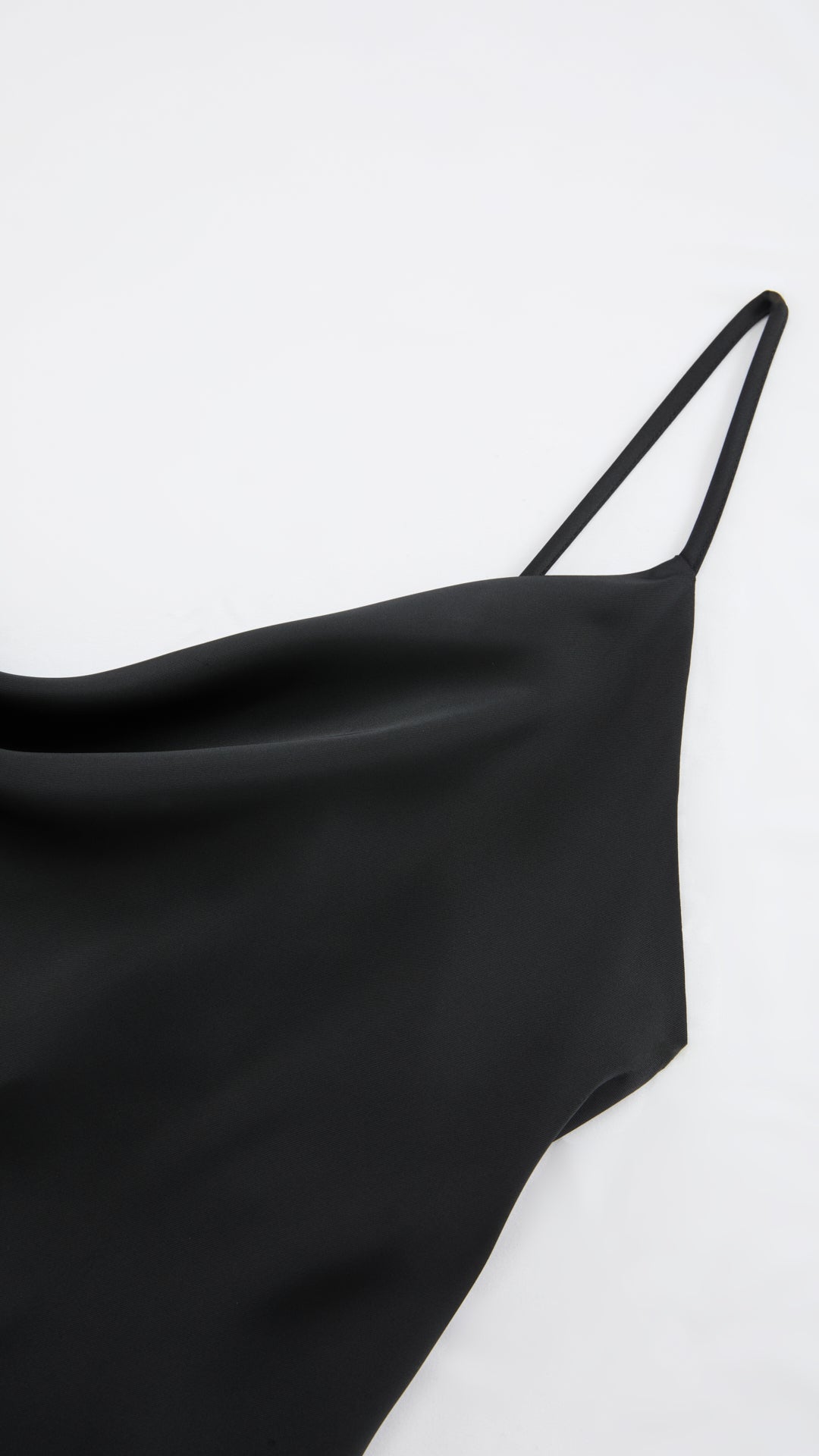 Abito Midi in Satin con Scollatura a Collo d'Anatra e Spalline - Eleganza Asimmetrica per Serate