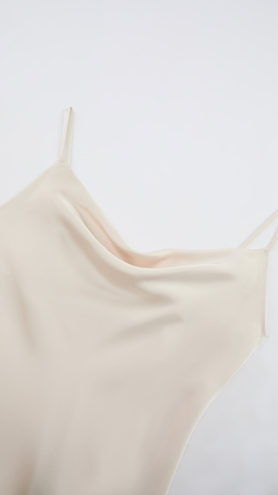 Abito Midi in Satin con Scollatura a Collo d'Anatra e Spalline - Eleganza Asimmetrica per Serate