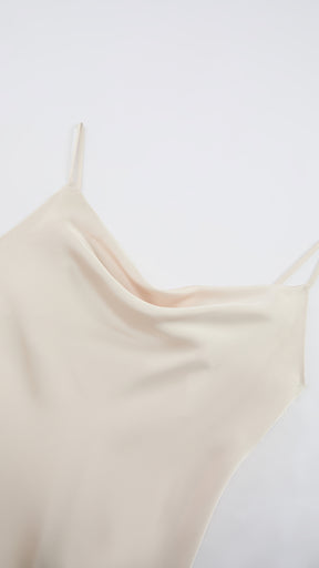 Abito Midi in Satin con Scollatura a Collo d'Anatra e Spalline - Eleganza Asimmetrica per Serate