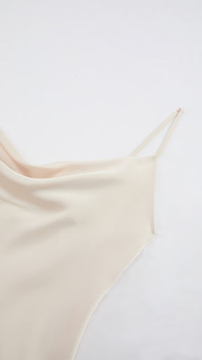 Abito Midi in Satin con Scollatura a Collo d'Anatra e Spalline - Eleganza Asimmetrica per Serate