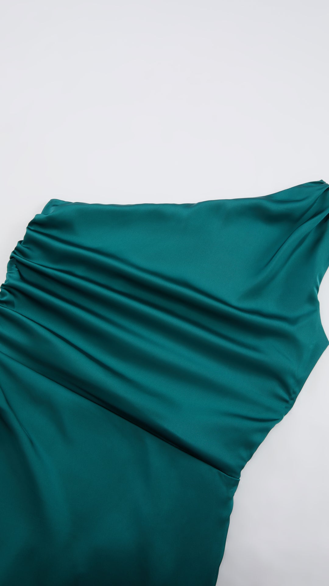Abito Lungo Monospalla in Satin con Spacco - Eleganza Senza Tempo per Matrimoni e Serate（副本）