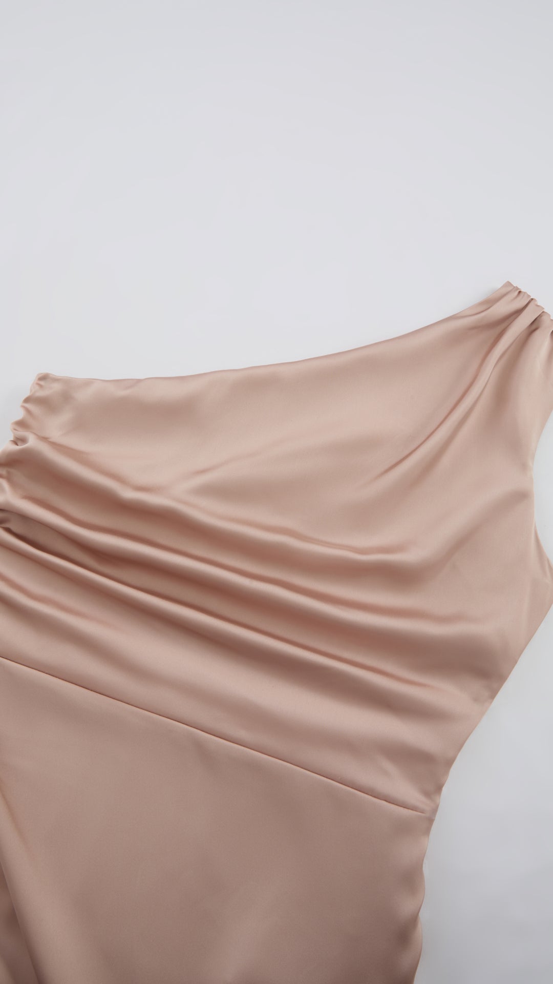 Abito Lungo Monospalla in Satin con Spacco - Eleganza Senza Tempo per Matrimoni e Serate（副本）