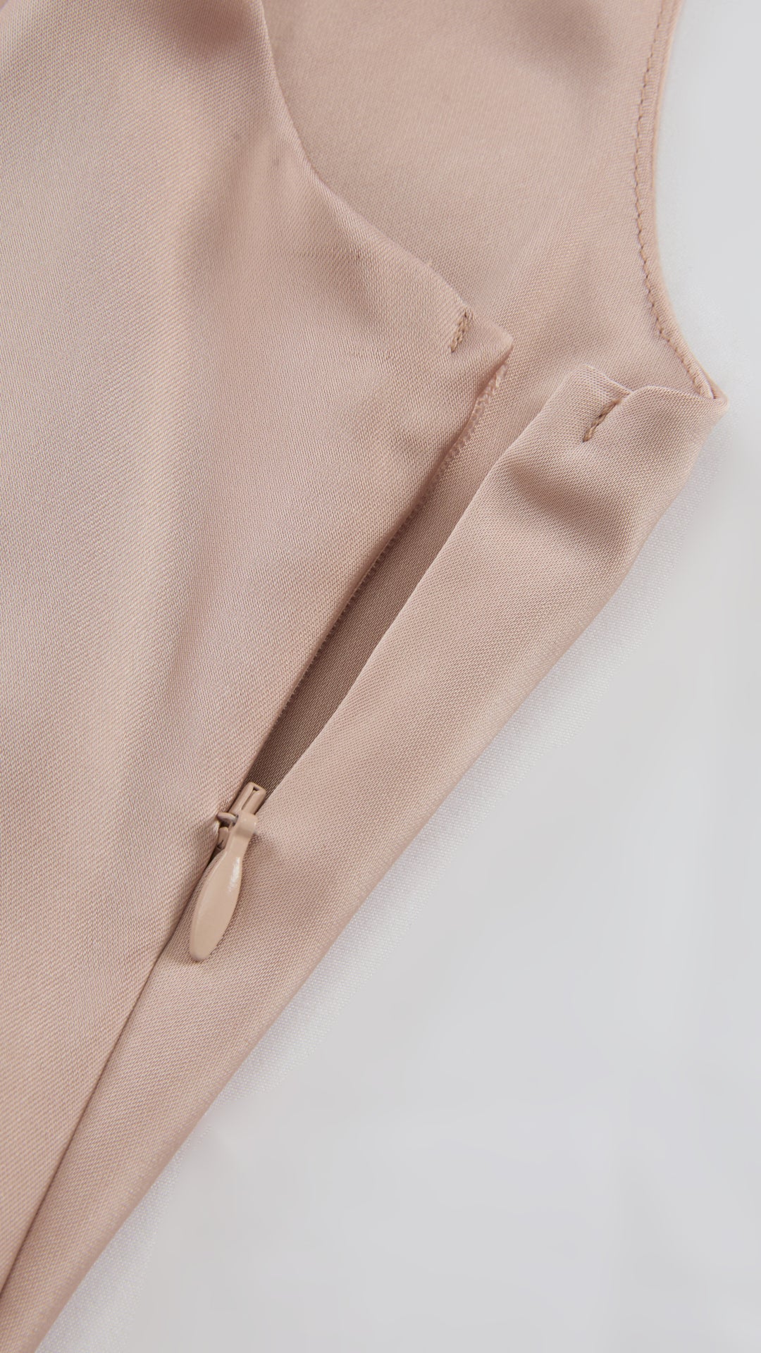 Abito Lungo Monospalla in Satin con Spacco - Eleganza Senza Tempo per Matrimoni e Serate（副本）