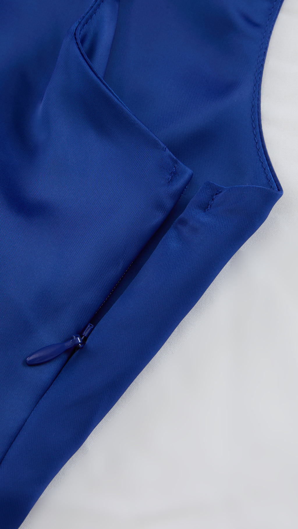 Abito Lungo Monospalla in Satin con Spacco - Eleganza Senza Tempo per Matrimoni e Serate（副本）