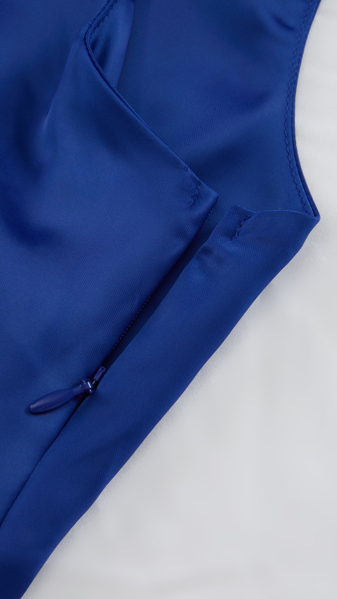 Abito Lungo Monospalla in Satin con Spacco - Eleganza Senza Tempo per Matrimoni e Serate（副本）