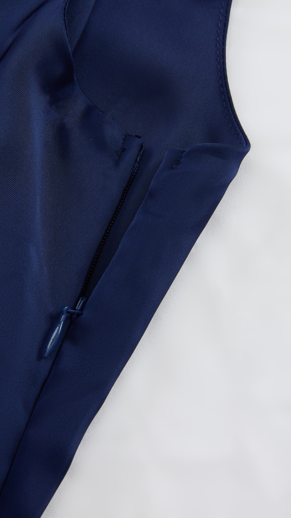 Abito Lungo Monospalla in Satin con Spacco - Eleganza Senza Tempo per Matrimoni e Serate（副本）