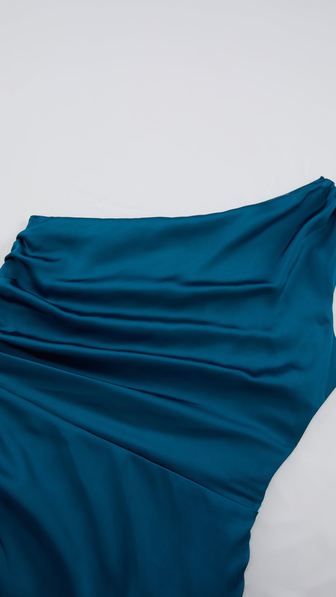 Abito Lungo Monospalla in Satin con Spacco - Eleganza Senza Tempo per Matrimoni e Serate（副本）