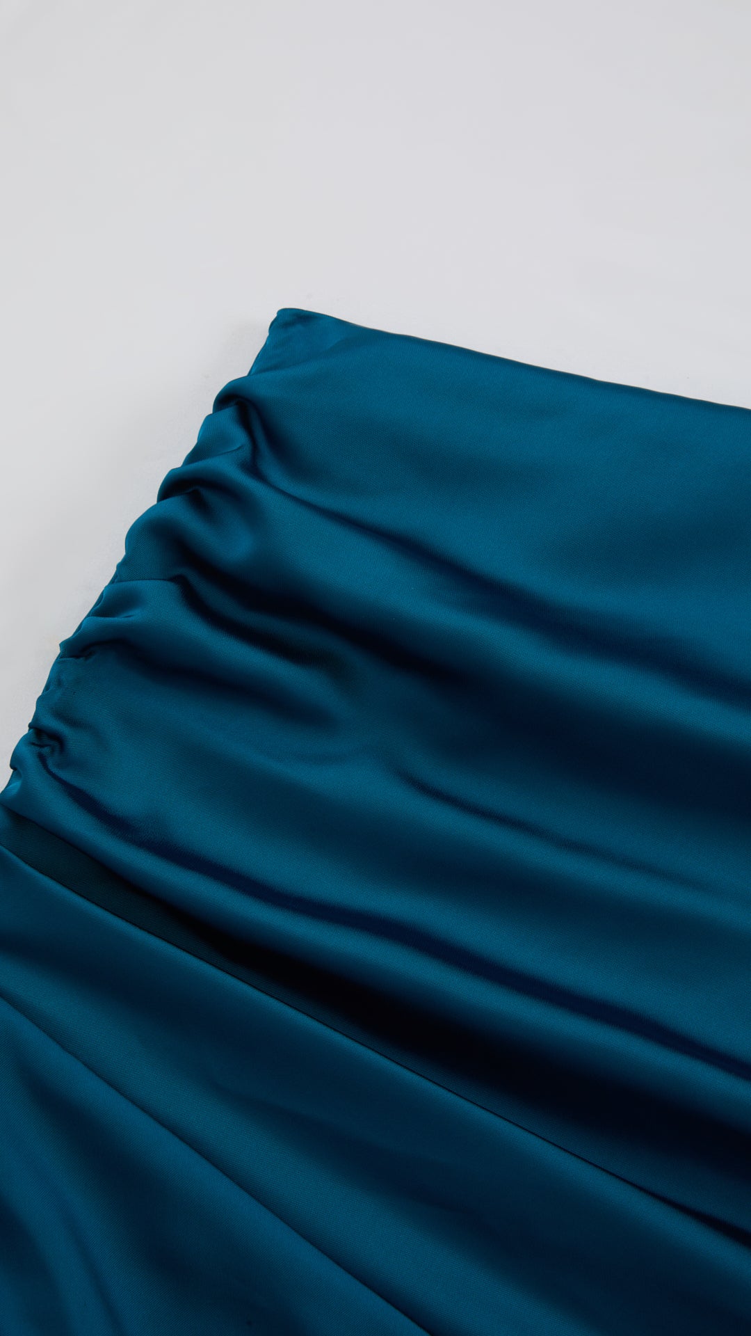 Abito Lungo Monospalla in Satin con Spacco - Eleganza Senza Tempo per Matrimoni e Serate（副本）