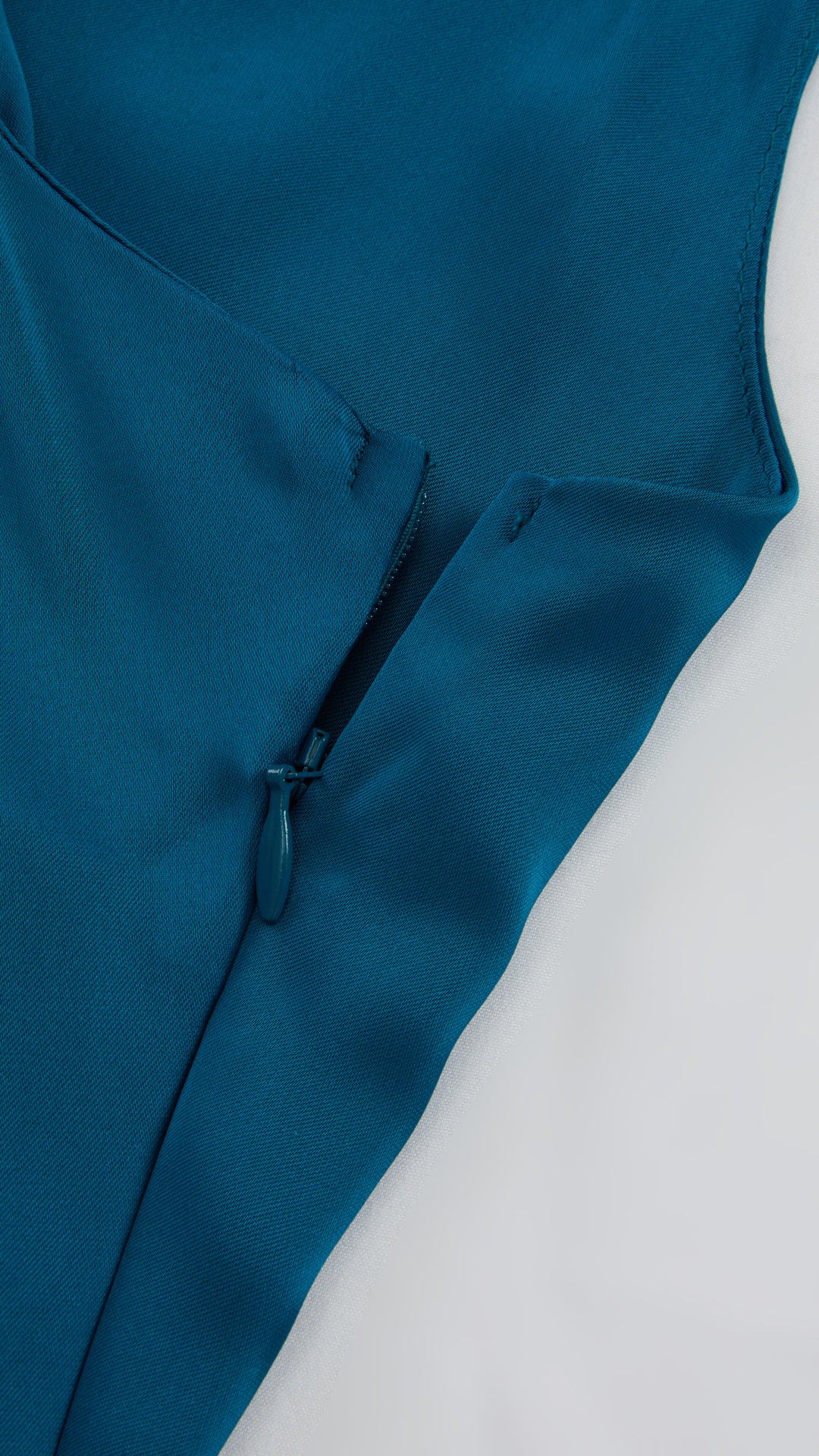 Abito Lungo Monospalla in Satin con Spacco - Eleganza Senza Tempo per Matrimoni e Serate（副本）