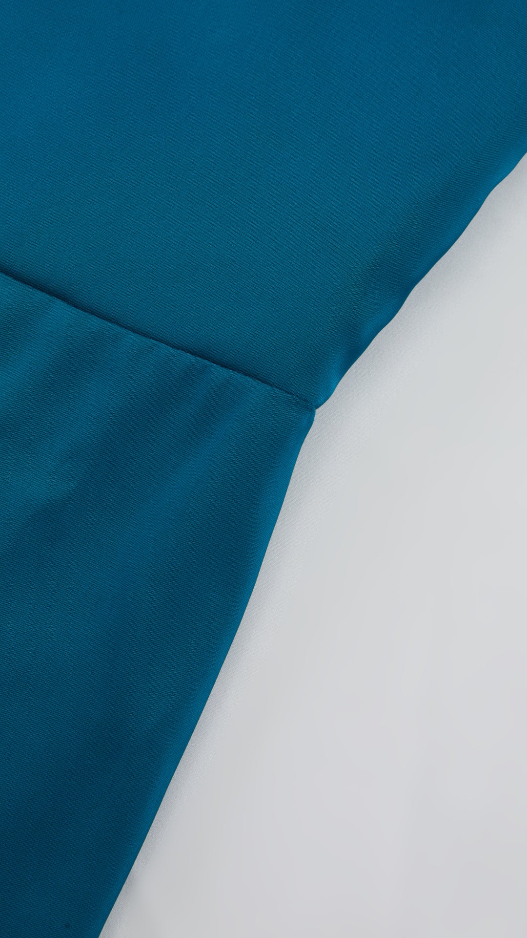 Abito Lungo Monospalla in Satin con Spacco - Eleganza Senza Tempo per Matrimoni e Serate（副本）