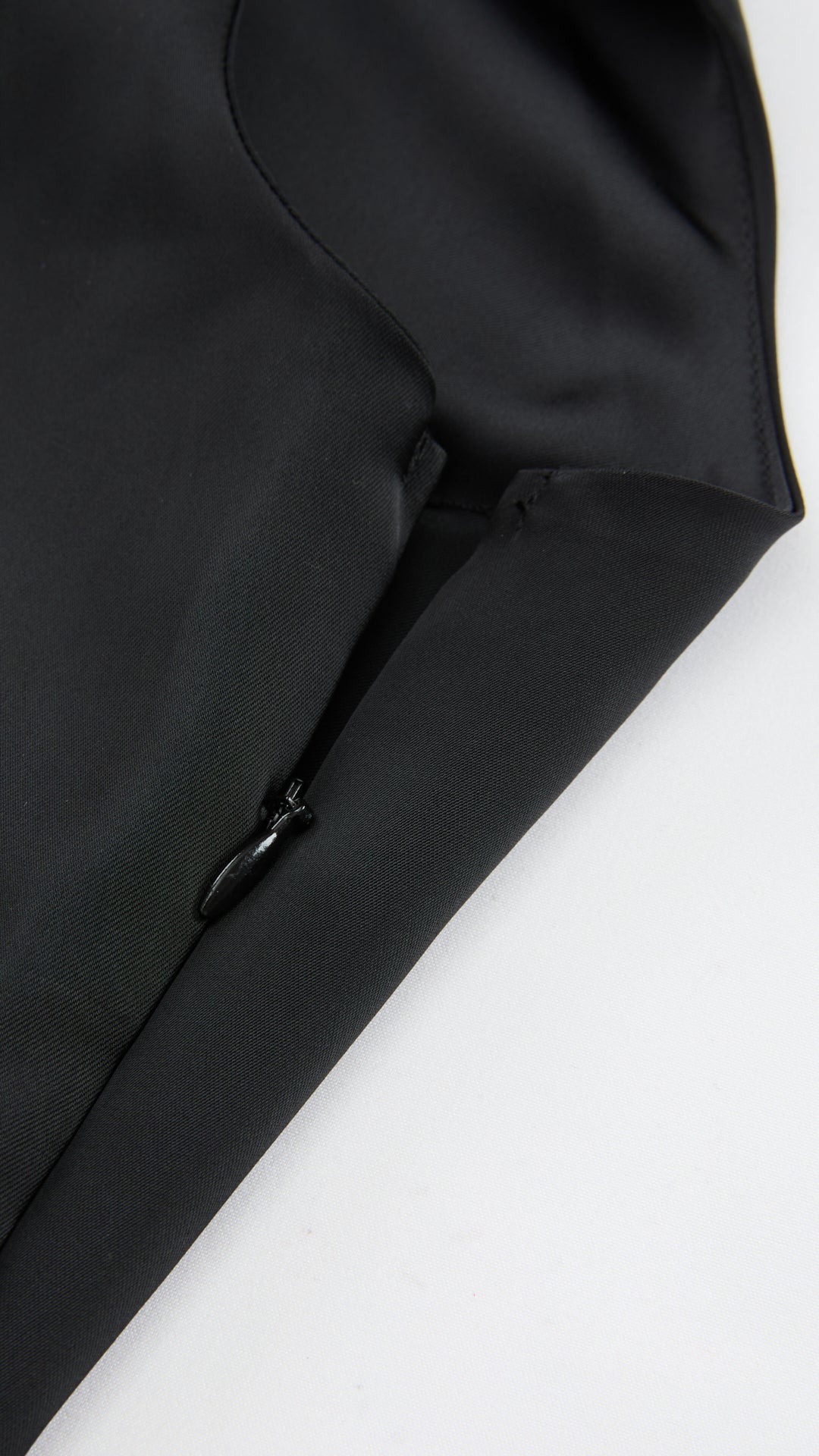 Abito Lungo Monospalla in Satin con Spacco - Eleganza Senza Tempo per Matrimoni e Serate（副本）
