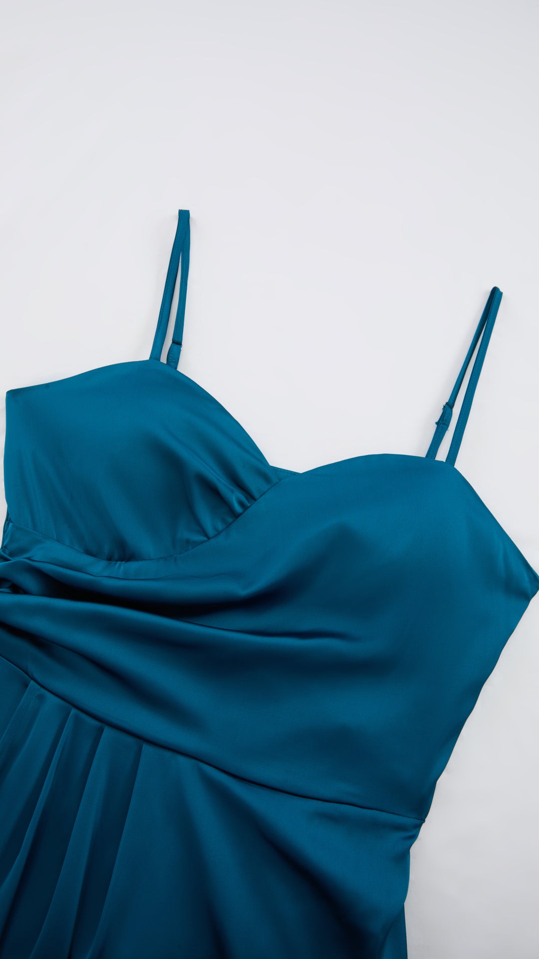 Abito Lungo a Spalline in Satin con Busto a Cuore - Eleganza per Matrimoni e Serate Speciali