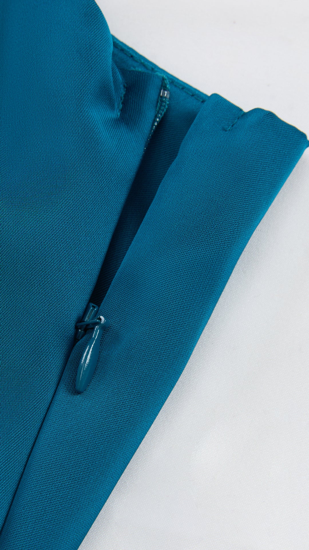 Abito Lungo a Spalline in Satin con Busto a Cuore - Eleganza per Matrimoni e Serate Speciali