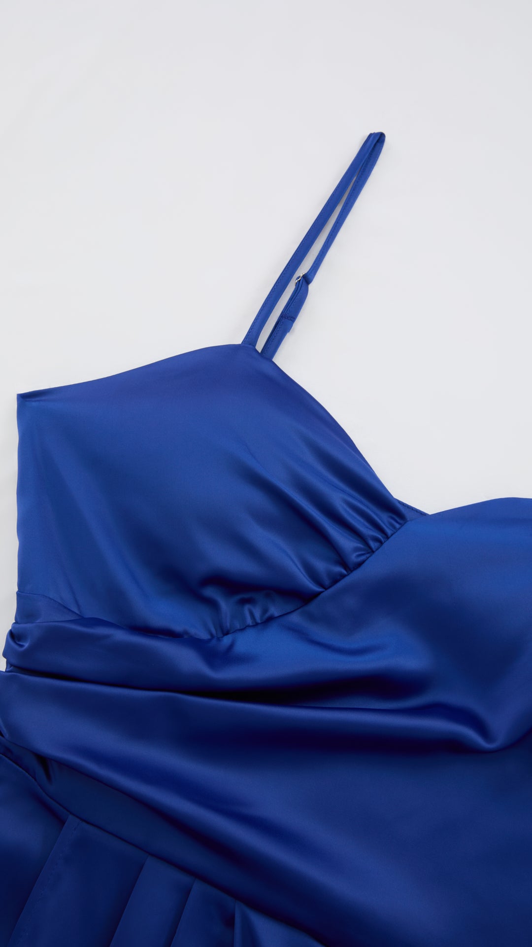 Abito Lungo a Spalline in Satin con Busto a Cuore - Eleganza per Matrimoni e Serate Speciali