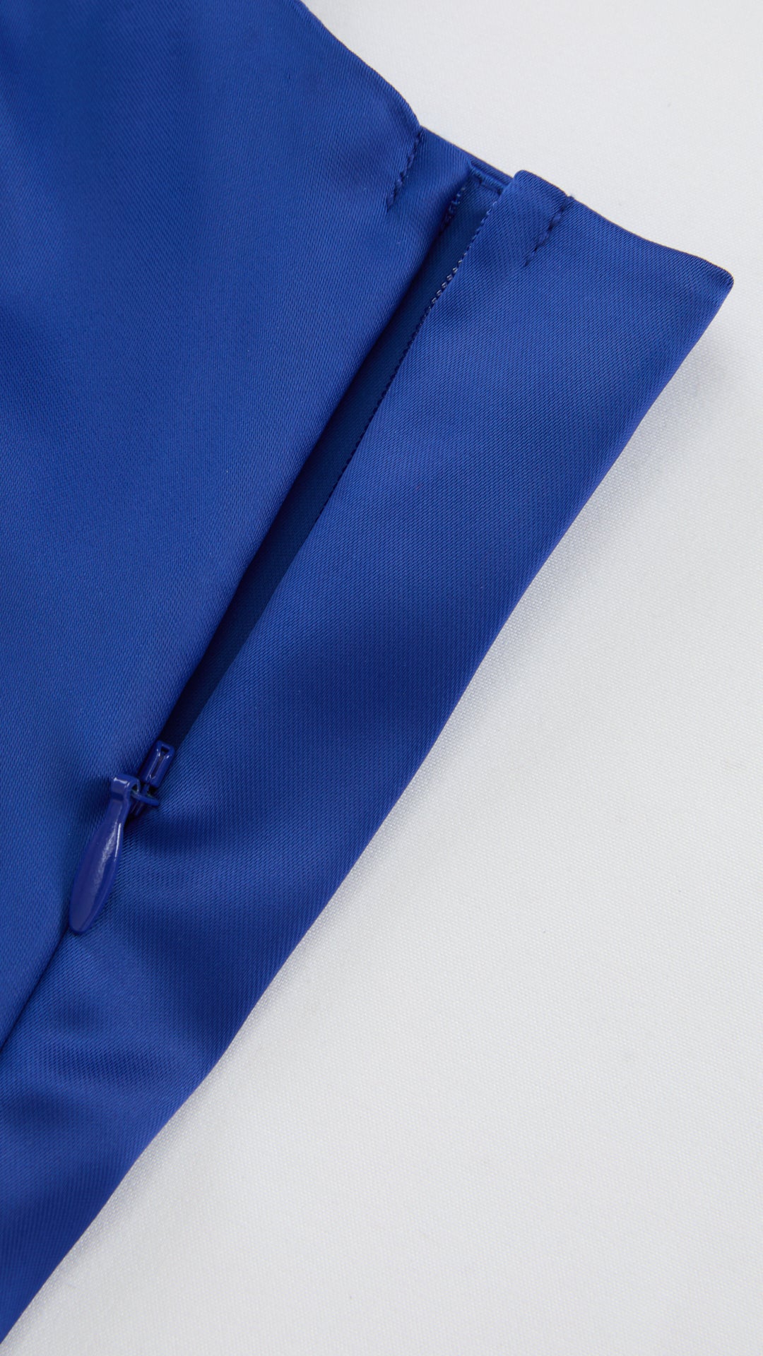 Abito Lungo a Spalline in Satin con Busto a Cuore - Eleganza per Matrimoni e Serate Speciali