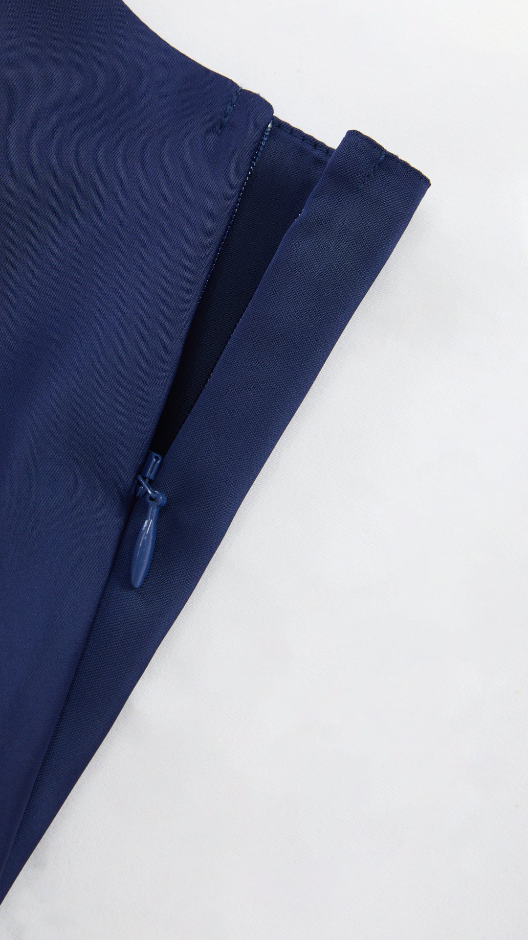 Abito Lungo a Spalline in Satin con Busto a Cuore - Eleganza per Matrimoni e Serate Speciali