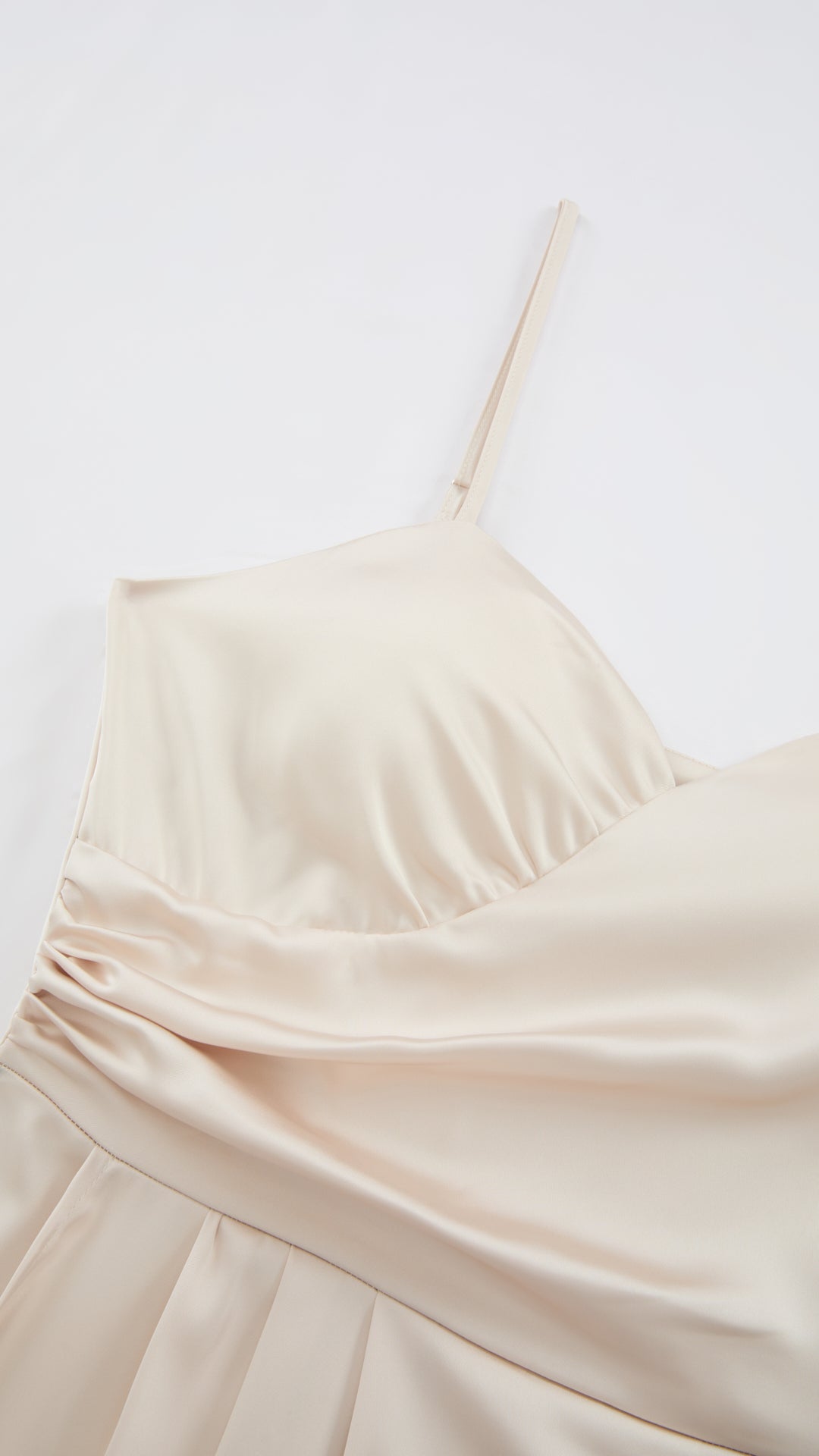 Abito Lungo a Spalline in Satin con Busto a Cuore - Eleganza per Matrimoni e Serate Speciali