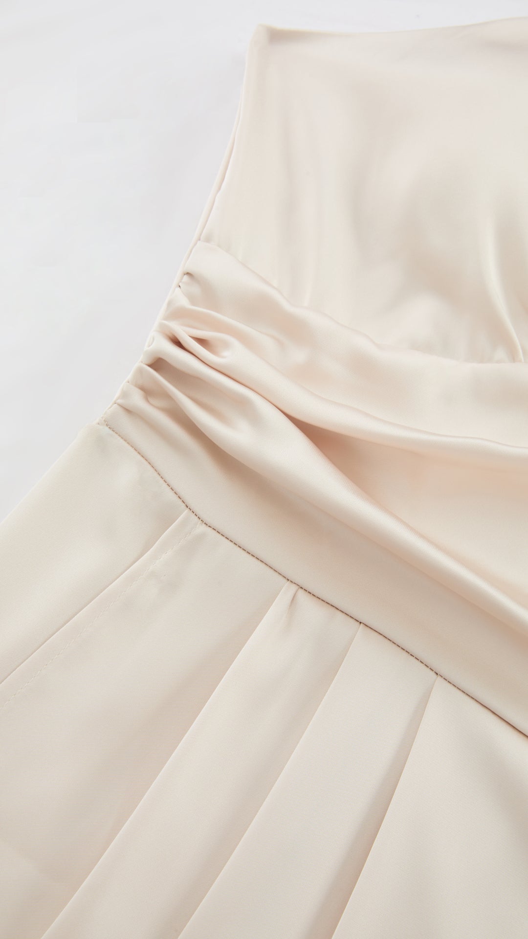 Abito Lungo a Spalline in Satin con Busto a Cuore - Eleganza per Matrimoni e Serate Speciali