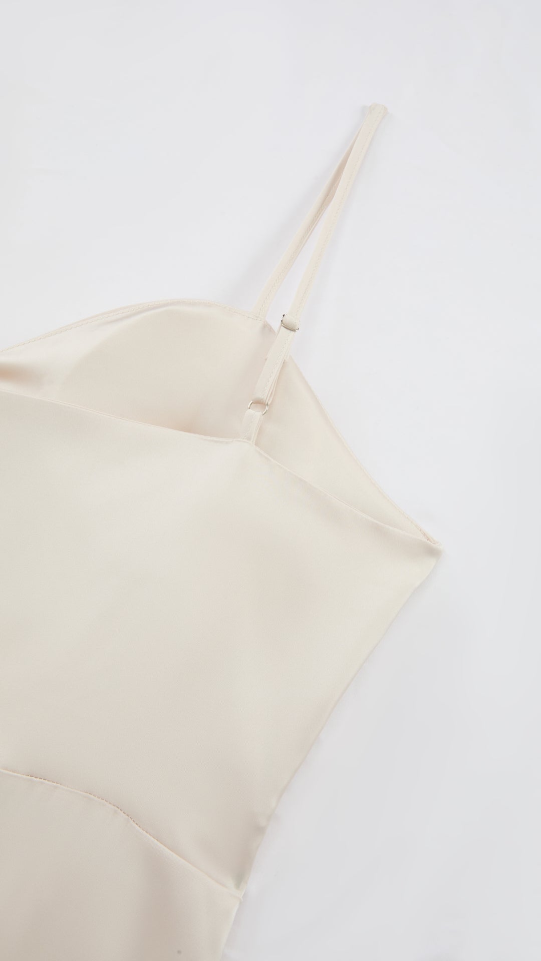 Abito Lungo a Spalline in Satin con Busto a Cuore - Eleganza per Matrimoni e Serate Speciali