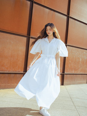 Vestito bianco elegante con colletto a camicia e maniche ampie, perfetto per un look raffinato.