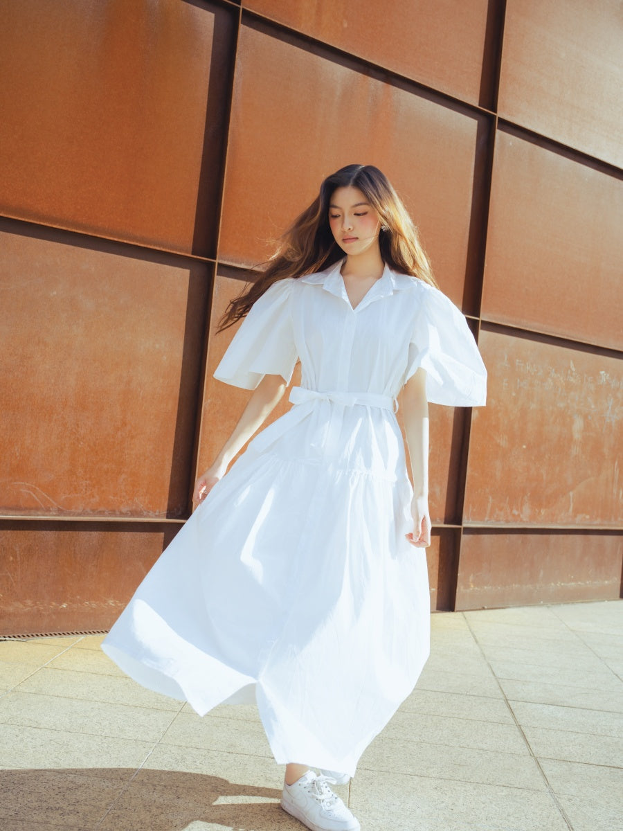 Vestito bianco elegante con colletto a camicia e maniche ampie, perfetto per un look raffinato.