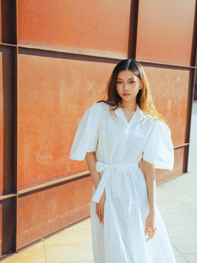 Abito bianco midi con fascia in vita, stile minimalista per occasioni chic.
