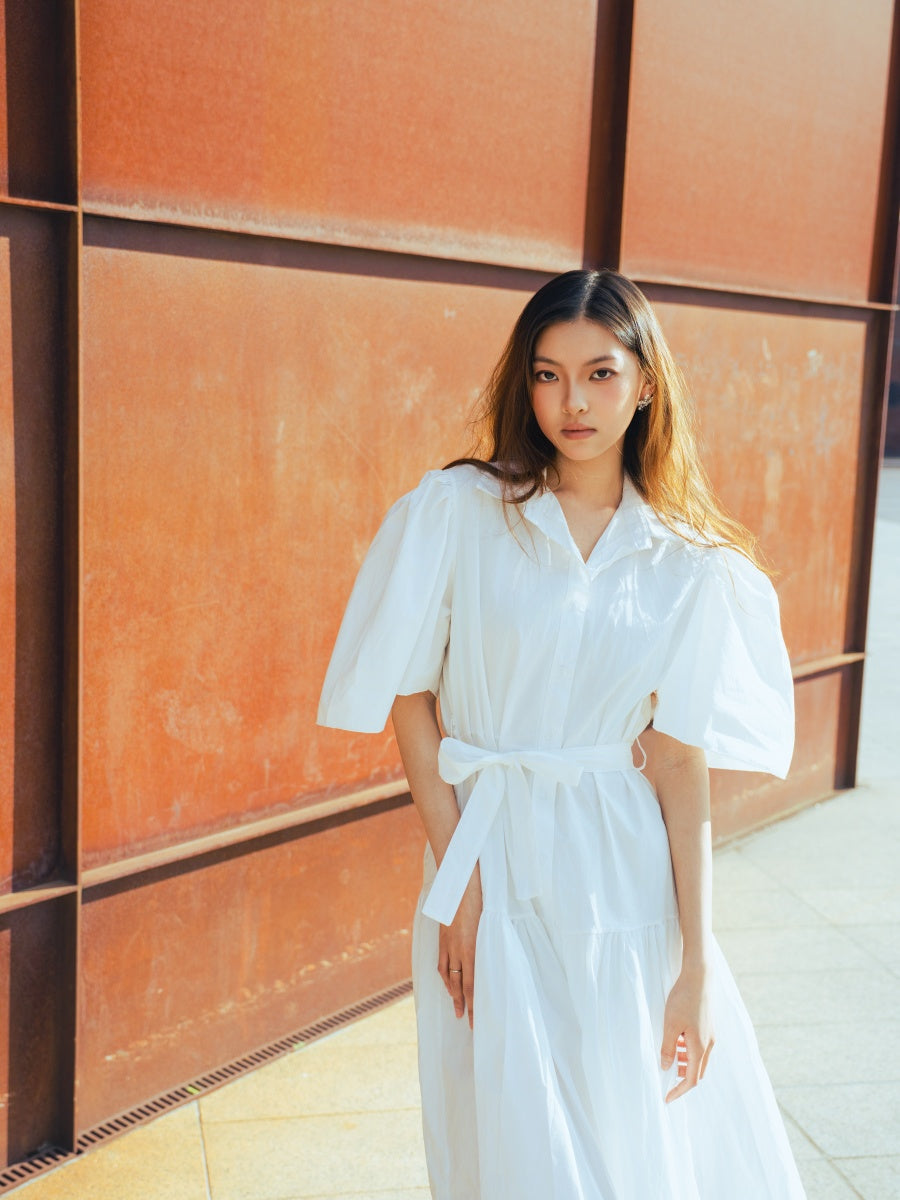 Abito bianco midi con fascia in vita, stile minimalista per occasioni chic.